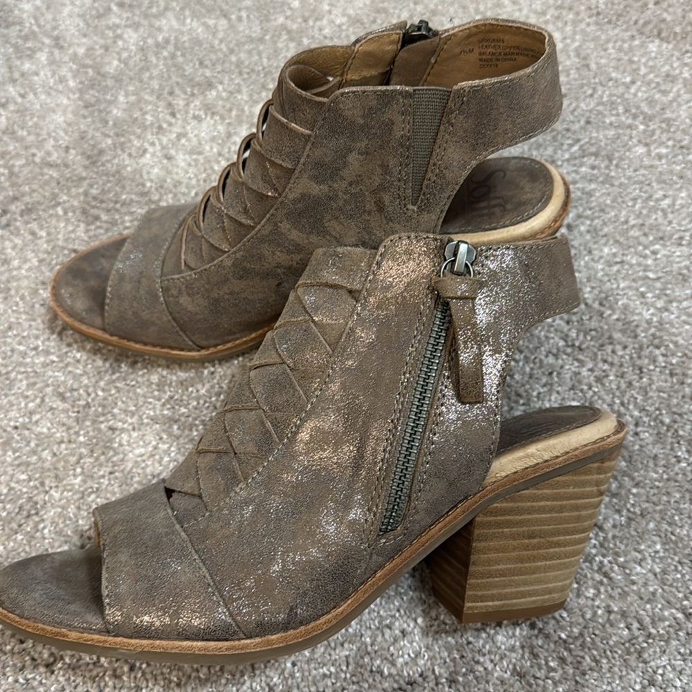 Sofft soft sandals open toe like new in size 7.5 smoke suede (metallic) color - Picture 5 of 7
